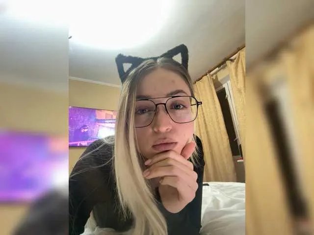 FoxyLina from BongaCams