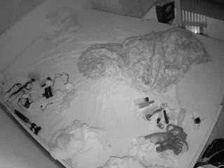 voyeurcam-julmodels-greybed-1