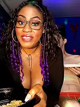 AmazonianMistress on StripChat