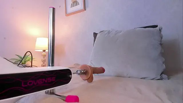 Caroline_dh — flash & tease control 