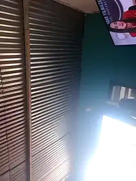 hot-mom22 from StripChat