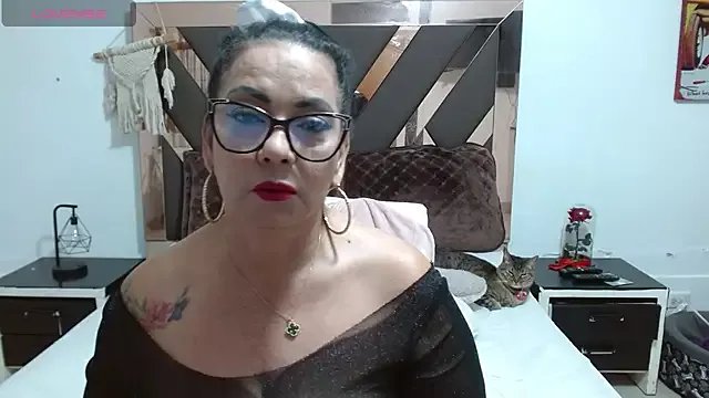 lindaesmeralda on StripChat
