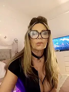 lolavalecuatro on StripChat