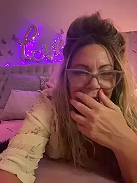 lolavalecuatro on StripChat