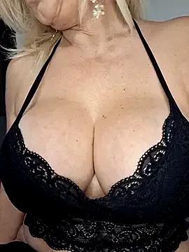 Masturbate to slutty camslut Milfevapeccato milfevapeccato from StripChat