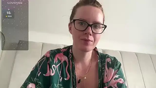 Offline redheadrosie69 on StripChat