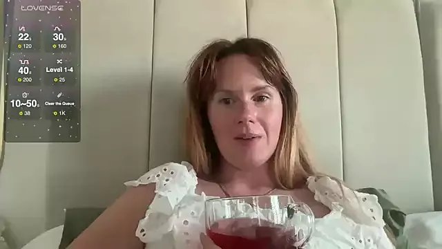 Offline redheadrosie69 on StripChat