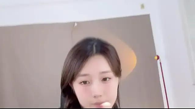 yiyi5588 from StripChat